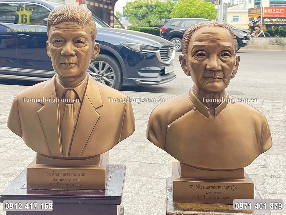 Tượng cụ ông cụ bà được đặt trên ban thờ thay thế cho di ảnh